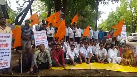 सिंधुदुर्ग: जिल्हाधिकारी कार्यालयासमोर ठाकरे गटाचे धरणे आंदोलन