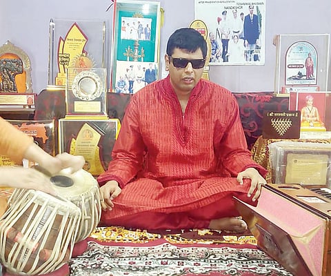 अंधत्वावर मात करीत त्याने घडविले जीवन