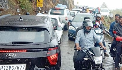 पर्यटक अडकले वाहतूक कोंडीत ; सिंहगड, राजगडावर झुंबड