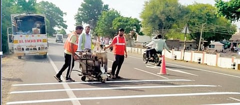 अखेर कल्याण-नगर महामार्गावर गतिरोधक पट्ट्या अवतरल्या