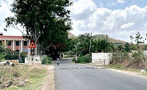 पुणे : गतिरोधक असून अडचण, नसून खोळंबा ; पांढरे पट्टे, सूचना फलक नसल्यामुळे होतात अपघात