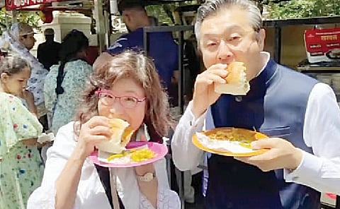 पुण्यात जपानच्या राजदूतांनी मारला वडापाववर ताव
