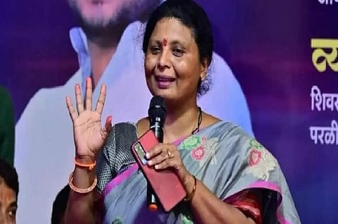 कपडे फाडण्याच्या भाषेवरून राजकारणाची पातळी घसरल्याचे दिसते..! सुषमा अंधारे