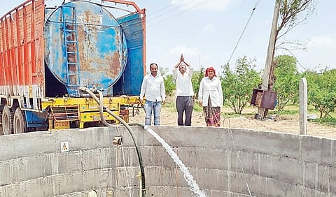 मढी : फळबागा टाकू लागल्या माना ..! पाऊस लांबल्याने शेतकर्यांचा टँकरने पाणीपुरवठा