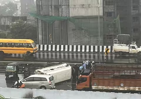 पुणे : चांदणी चौकातील ऐन रहदारीत स्टेअरिंग रॉड तुटून टेम्पो ट्रॅव्हलर पलटी