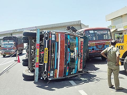 नगर : झगडे फाटा परिसरात रद्दीचा टेम्पो उलटला