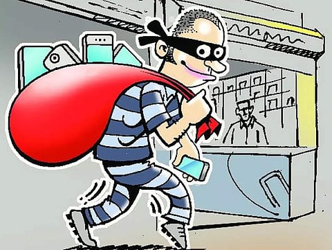 तिकडे धोंडे जेवणाला गेले अन् इकडे 30 तोळे सोने पळविले!