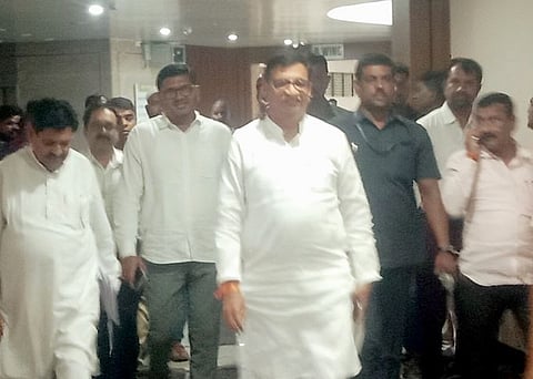 नगर: जिल्हा प्रशासनावर हल्लाबोल ! आ. बाळासाहेब थोरातांसह माजी पदाधिकार्यांनी अधिकार्यांना धरले धारेवर