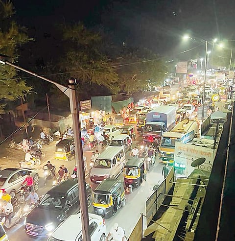 हडपसर : ससाणेनगर रस्त्यावर कोंडीची डोकेदुखी; नागरिक, वाहनचालक त्रस्त