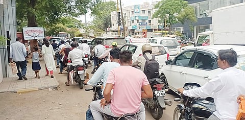 रस्त्यावरील पार्किंगमुळे बारामतीचा श्वास कोंडला