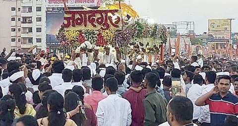 Ashadhi Wari 2023 : फुलांच्या पायघड्यांनी तुकोबारायांच्या पालखीचे लोणी काळभोरला स्वागत