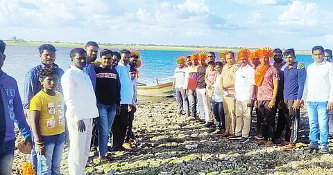 भिगवण : उजनीतील मच्छिमारांमध्ये धार्मिक सलोख्याचे वातावरण