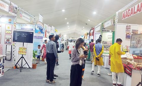 डिजिटल शिक्षणाची मेजवानी ! वैविध्यपूर्ण शैक्षणिक साधनांचे विद्यापीठात अनोखे प्रदर्शन