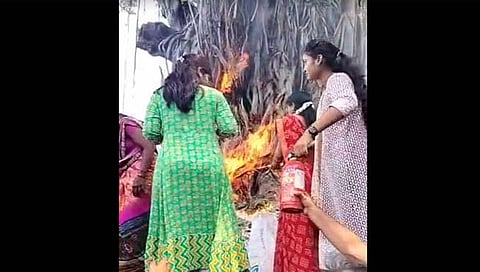 कोल्हापूर | वटपौर्णिमेला पूजा करत असताना वडालाच लागली आग, अंबाबाई मंदिर परिसरातील घटना (व्हिडिओ)