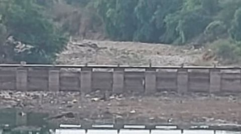 पुणे : वेळ नदीवरील बंधारे कोरडेच