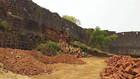 विजयदुर्ग किल्ल्याची ढासळलेली तटबंदी