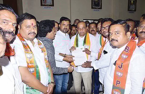 श्रीरामपूर : जिल्ह्यासाठी भाजप पदाधिकारी विखेंच्या दारी