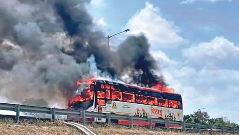 सातारा : आनेवाडी महामार्गावर बर्निंग बसचा थरार; २७ प्रवाशी बचावले