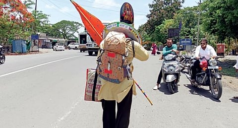 Ashadhi Wari 2023 : बापूराव गुंड यांची उलट चालत पंढरीची वारी