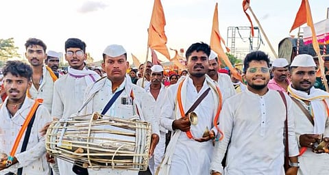 Ashadhi wari 2023 : भक्तिरसात न्हाऊन निघाली तरुणाई ; सामाजिक कार्यातही युवकांचा पुढाकार