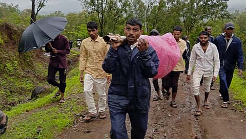 नाशिक: रस्त्याअभावी रूग्णालयात पोहोचण्यास उशीर झाल्याने गर्भवती महिलेचा मृत्यू