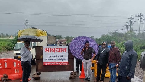 कोल्हापूर- गगनबावडा रस्त्यावर सुरक्षेसाठी बॅरिकेड्स ; वाहतूक सुरळीत सुरू