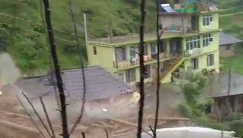 Himachal Rain : हिमाचलमध्ये हाहाकार! मंडीमध्ये ढगफुटी, घर वाहून जातानाचा थरारक व्हिडिओ व्हायरल