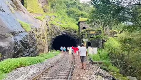 गोवा : दूधसागर जंगलात पर्यटकांना सोडून पसार होणाऱ्या ‘ओरिसा’चे प्रताप
