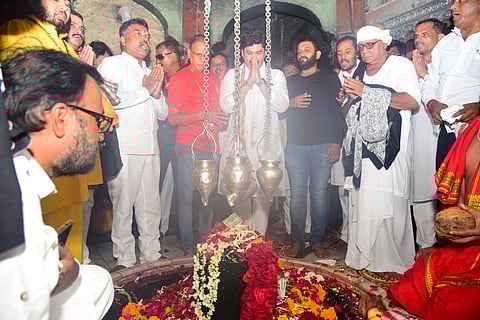 Morari Bapu : प्रसिद्ध कथाकार मोरारी बापू यांनी घेतले वैद्यनाथाचे दर्शन