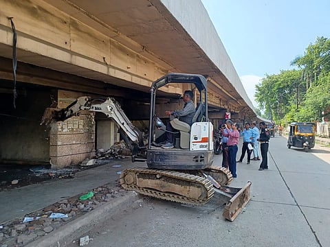 नागपूर : टेकडी गणेश मंदिरासमोरचा टेकडी उड्डाणपूल तोडण्याचे काम सुरू