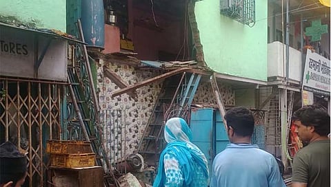 मुंबई: मालाड, कांदिवलीत घरांचा काही भाग कोसळला; ३ जण जखमी