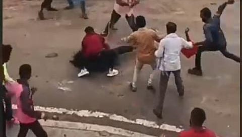 लातूर : धारदार विळा घेऊन मनोरुग्णाचा औसा-तुळजापूर महामार्गावर थरार