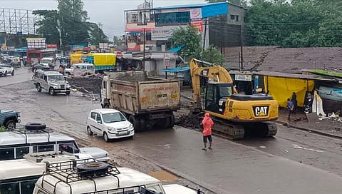 मुदाळतिट्टा येथे भर पावसात रस्त्याचे काम सुरू असताना