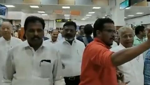 manipur violence : विरोधी पक्षांचे खासदार मणिपूरमध्ये दाखल; रविवारी राज्यपालांची भेट घेणार