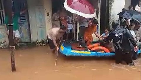 रत्नागिरी : खेड येथील पुरात अडकलेल्या नागरिकांचे स्थलांतर सुरू