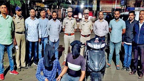 कोयता नाचवून लुटणार्यांना अटक