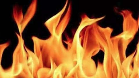 विसापुरात चारचाकीसह दोन मोटारसायकली पेटविल्या