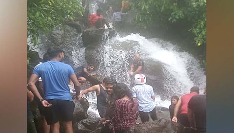 सिंधुदुर्ग: पर्यटकांना भुरळ घालणाऱ्या मांगेली धबधब्यावर सुविधांची वानवा