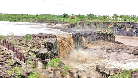 Sahasrkund waterfall : पावसामुळे सहस्रकुंड धबधबा प्रवाहित