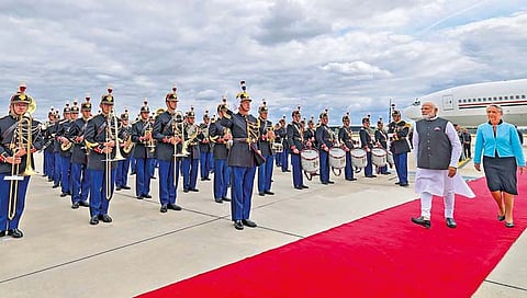 फ्रान्समध्ये पंतप्रधान मोदींसाठी रेड कार्पेट