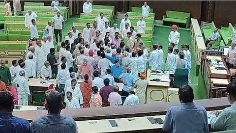 राजस्थान विधानसभेत माजी मंत्री राजेंद्र गुढा यांच्या लाल डायरीचा वाद चांगला गाजला.