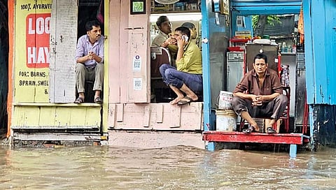 मुंबई शहरसह उपनगरात मुसळधार, वाहतूक काेंडी