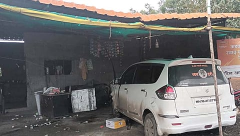 भरधाव कार हॉटेलच्या शेडमध्ये घुसली