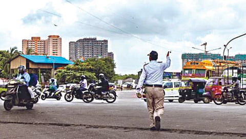 पुणे : वाहतुकीच्या बेशिस्तीवर शासकीय वाहनांद्वारे वॉच