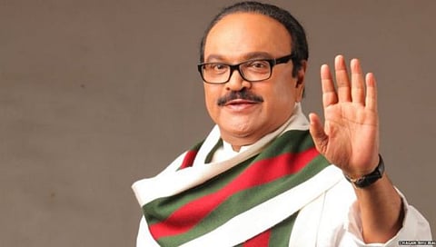 शरद पवारांना बडव्यांनी घेरले: छगन भुजबळ यांचा आरोप