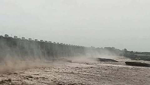 जळगाव : हतनूर धरणाचे चार दरवाजे उघडले, नदीकाठावरील गावांना सतर्कतेचा इशारा