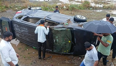 Nashik : नगरसुल येथे नदी पुलावरुन कार थेट खाली कोसळली, सातजण जखमी