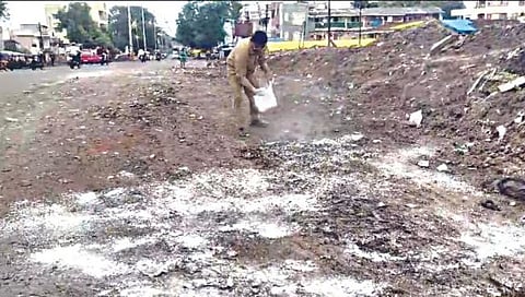 नाशिक : पेठरोडसह दिंडोरी रोडवरील कचऱ्याचे ढीग हटवले | दैनिक पुढारी इम्पॅक्ट