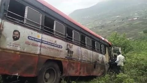 नाशिकच्या सप्तशृंगी घाटात बस दरीत कोसळली; १ प्रवासी ठार, २० ते २५ जण जखमी