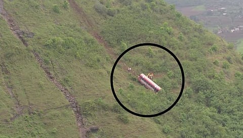 नाशिक : सप्तशृंगी गडावर घाटात 300 फुट दरीत कोसळली बस, महिलेचा मृत्यू; 22 जण जखमी